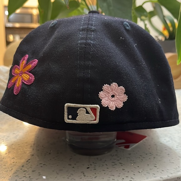 Styll New era Atlanta braves flower fitted hat Size 7 1/2 - Picture 3 of 3
